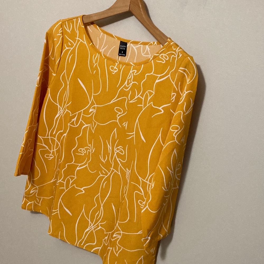 NWT Emery Rose Women's Mustard Yellow Abstract Print Top Size Small, 3/4 Sleeves - Picture 3 of 8